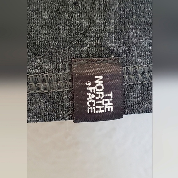 💚5/$25 The North Face Gray V-Neck Women's Fitted Stretchy Top Size Large TNF - Picture 6 of 6